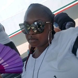 Meet your Posher, Monica